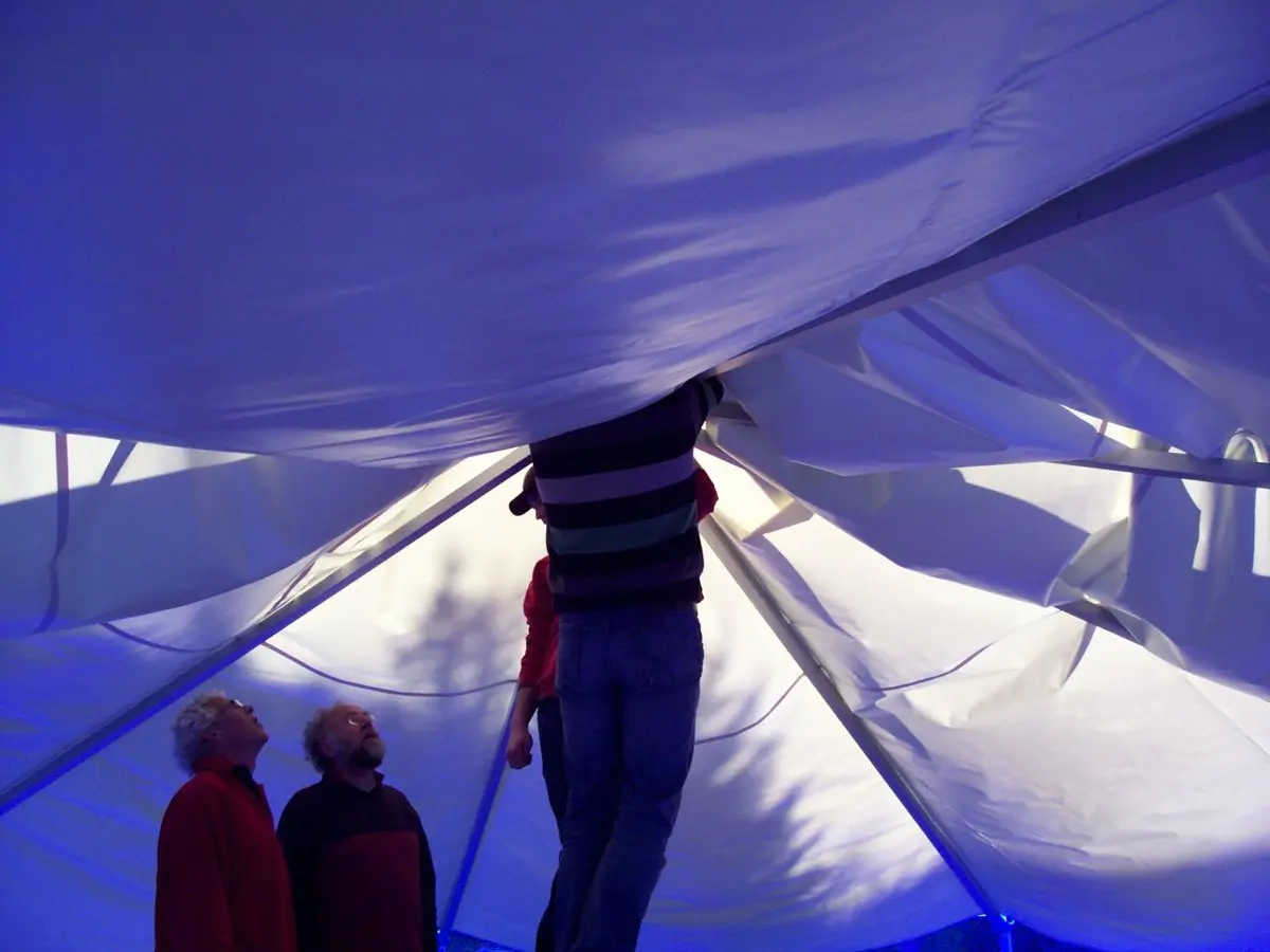 Home EN 10 Alle packen mit an beim Aufbau des Event-Zeltes