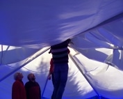 News 21 Alle packen mit an beim Aufbau des Event-Zeltes