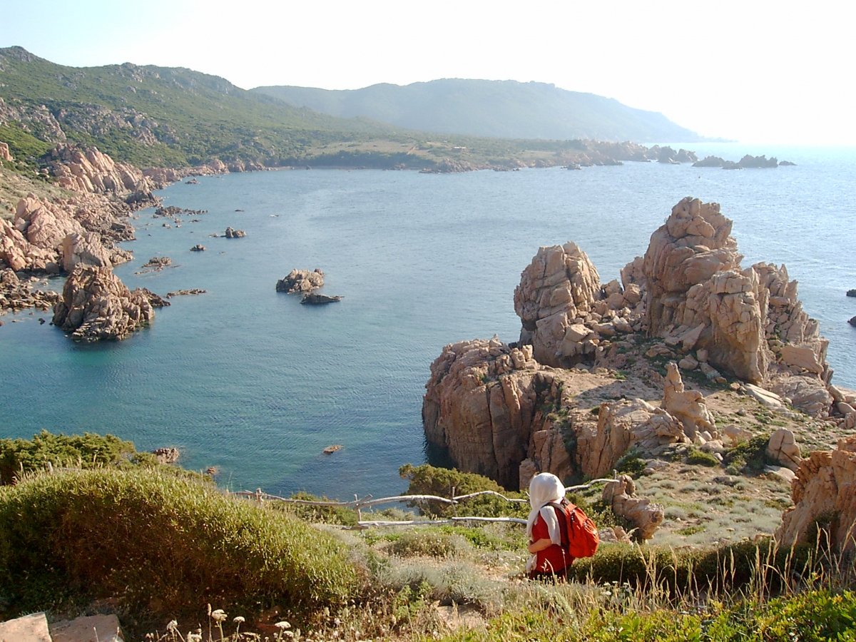 Sufi Earth Spirit e.V. auf Cala Jami: Spiritualität und Ökologie 16 Many helping hands ... e.g. for putting up tha meditation tent.