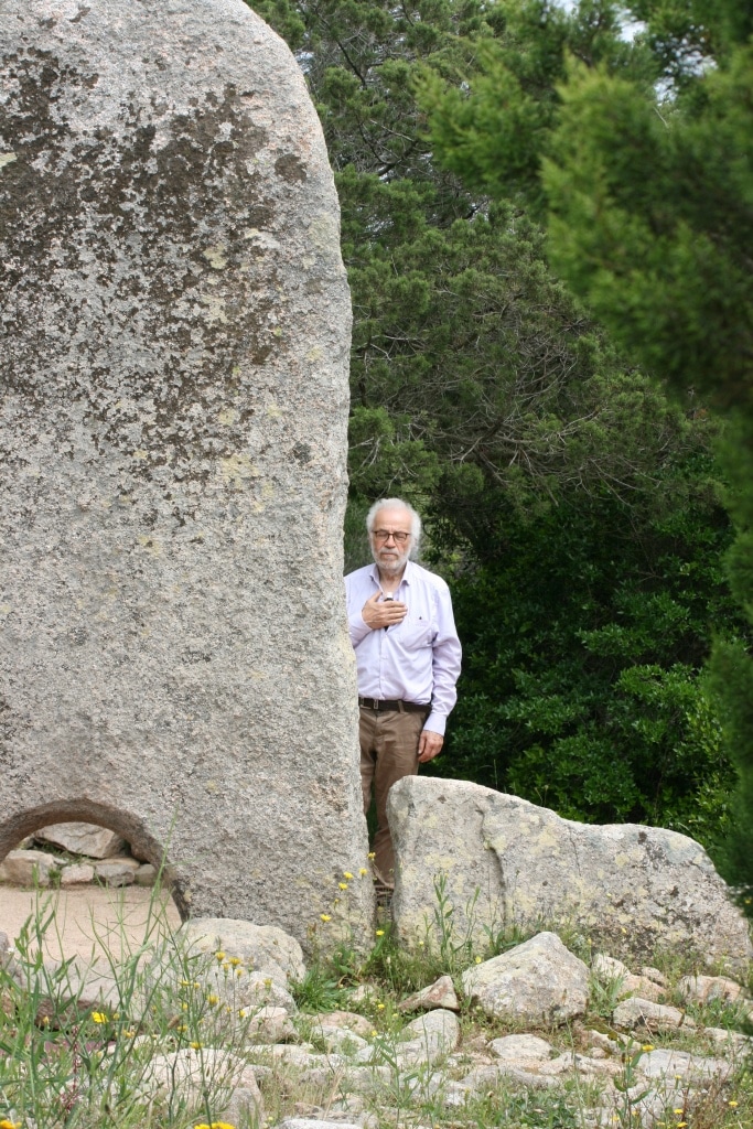 Walter Amin Häge mediiert mit einer Wasserprobe in der Hand an einem Kraftort auf Sardinien.
